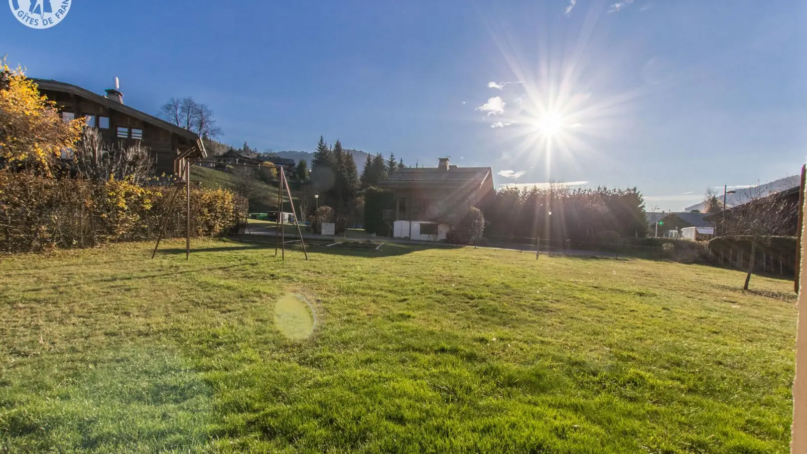 Jardin face au gîte, et vue depuis le gîte