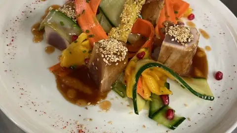 Plat de viande et légumes