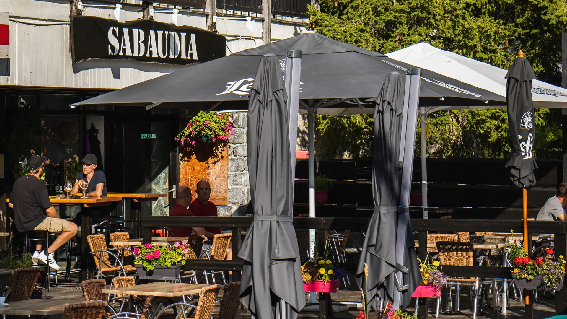 Devanture du restaurant le Sabaudia en été
