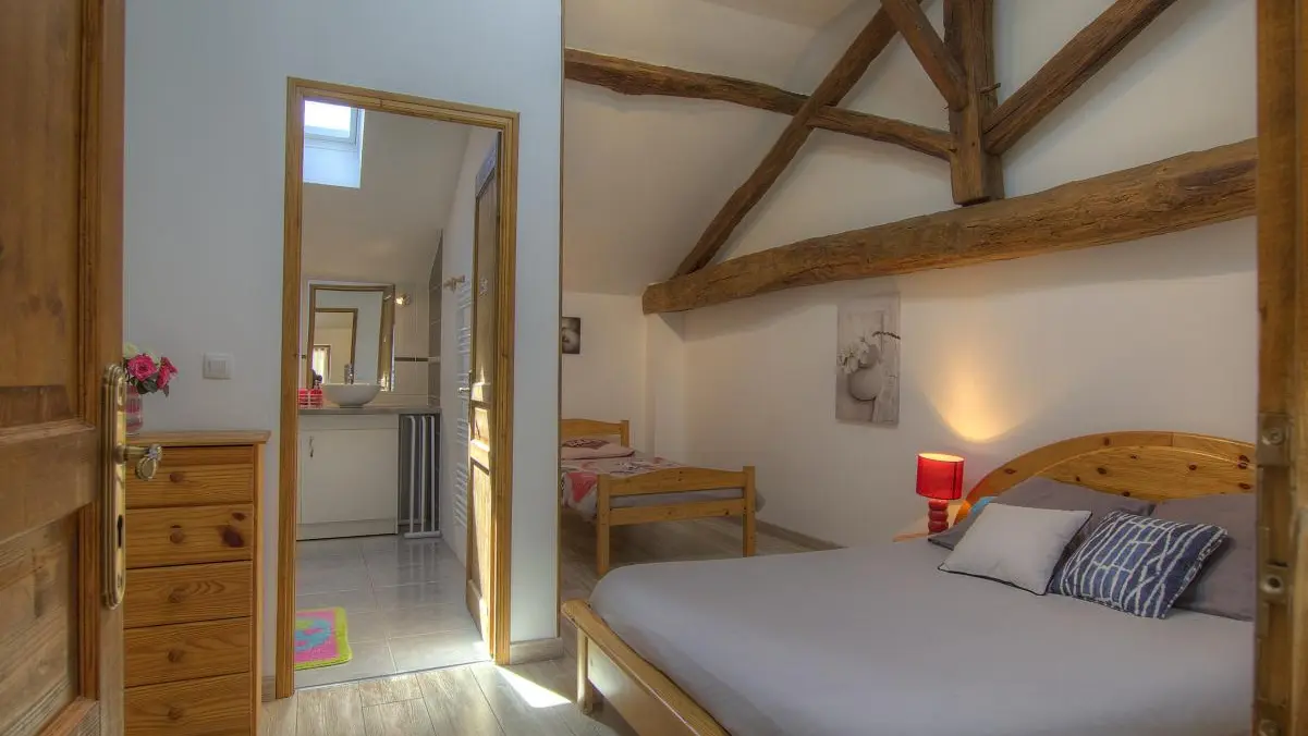 Chambre 1 : lit 140 cm et lit 90 cm avec sa salle d'eau et WC privé.