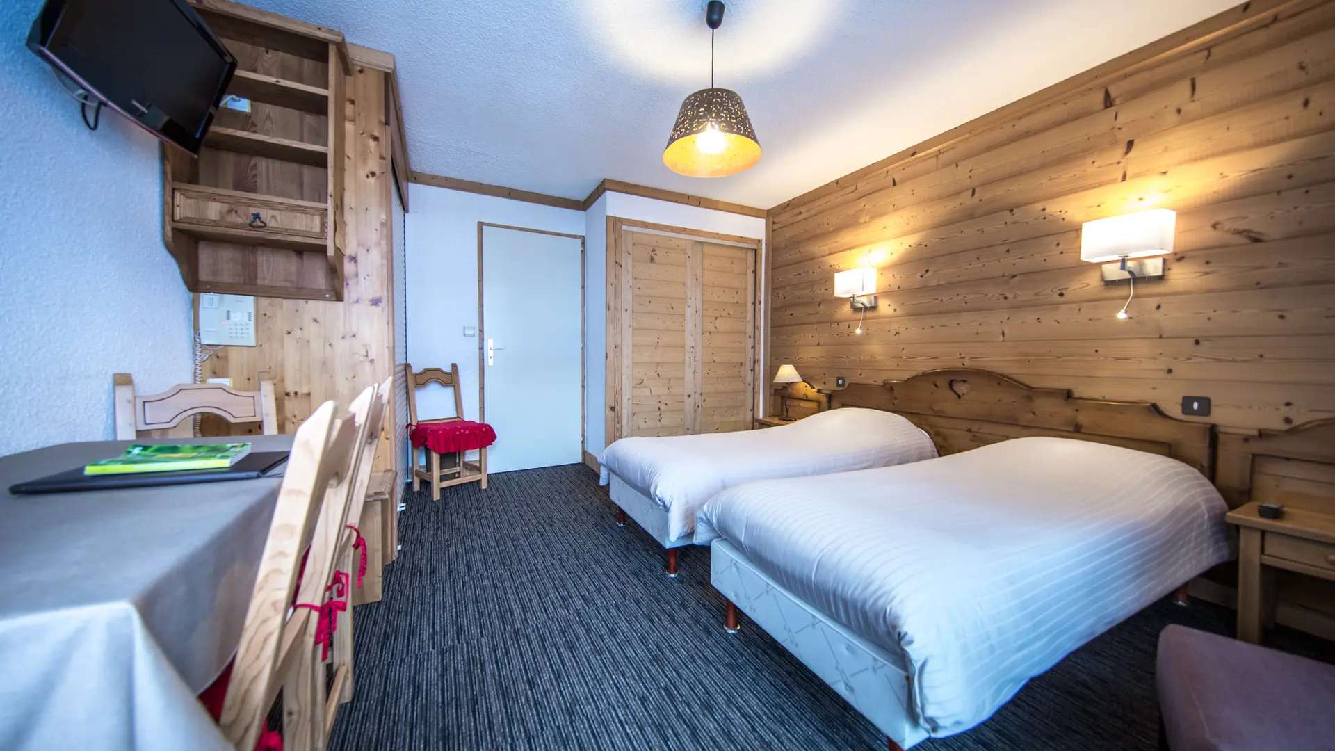 Vue sur la deuxième chambre avec 2 lits 2 places