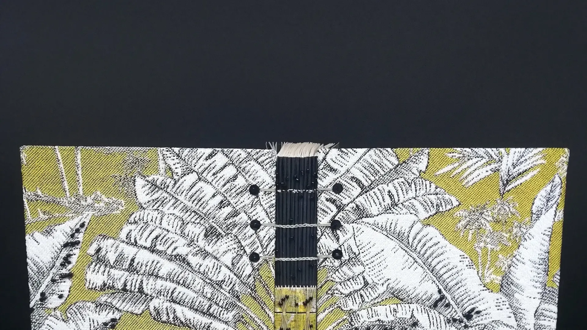 Reliure copte en tissu brodé