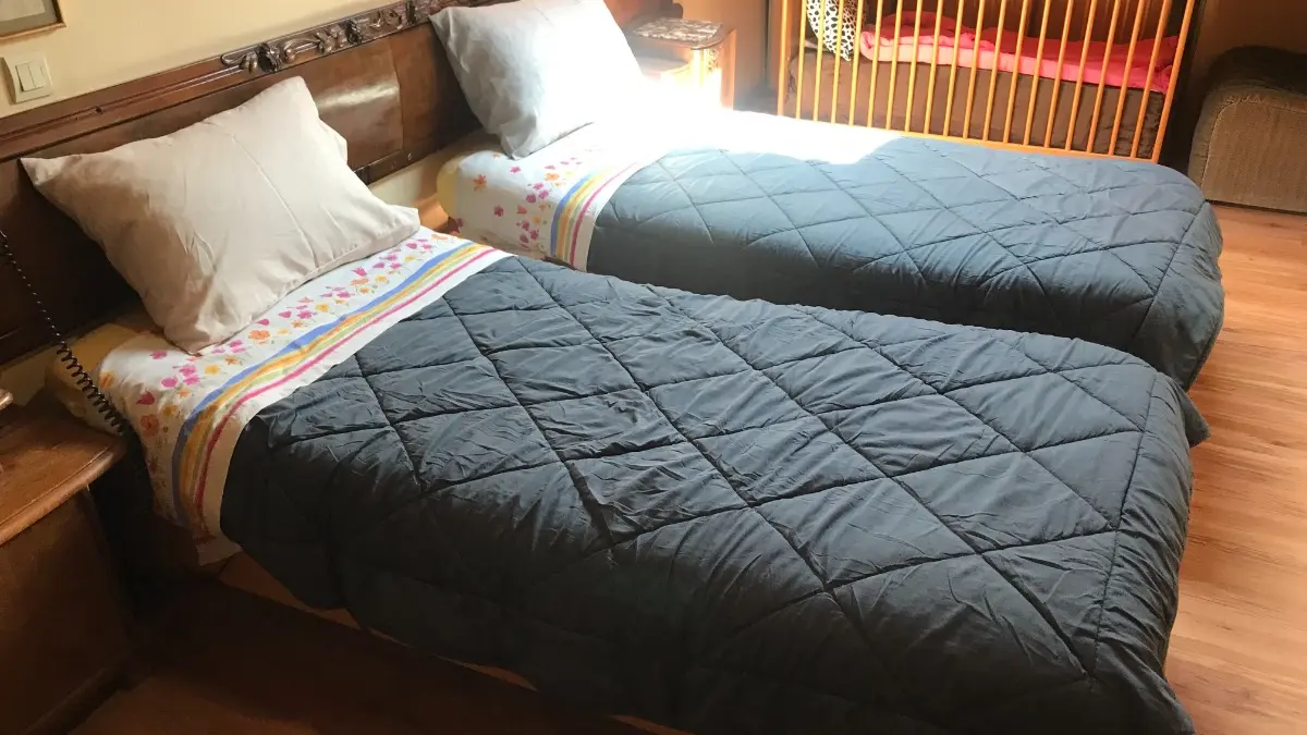 Les lits séparés dans la chambre du haut.