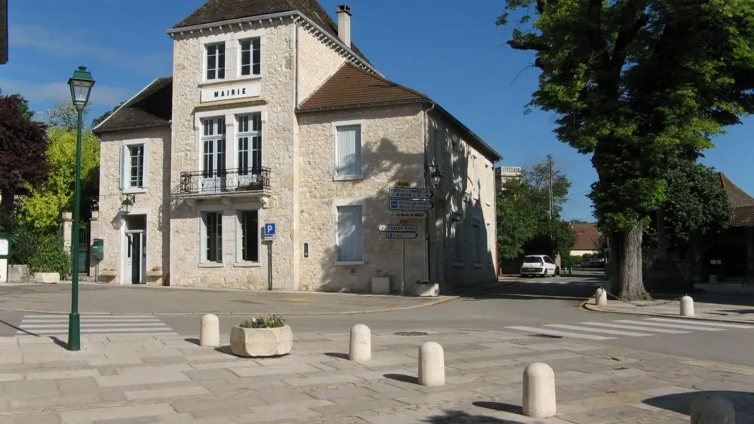 Ceyzerieu place du village ( Boulangerie, épicerie tabac )
