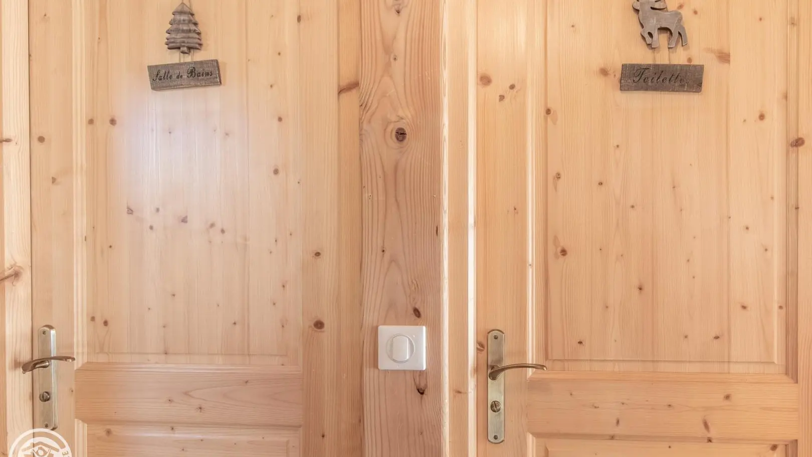 Salle d'eau et toilettes entre les deux chambres