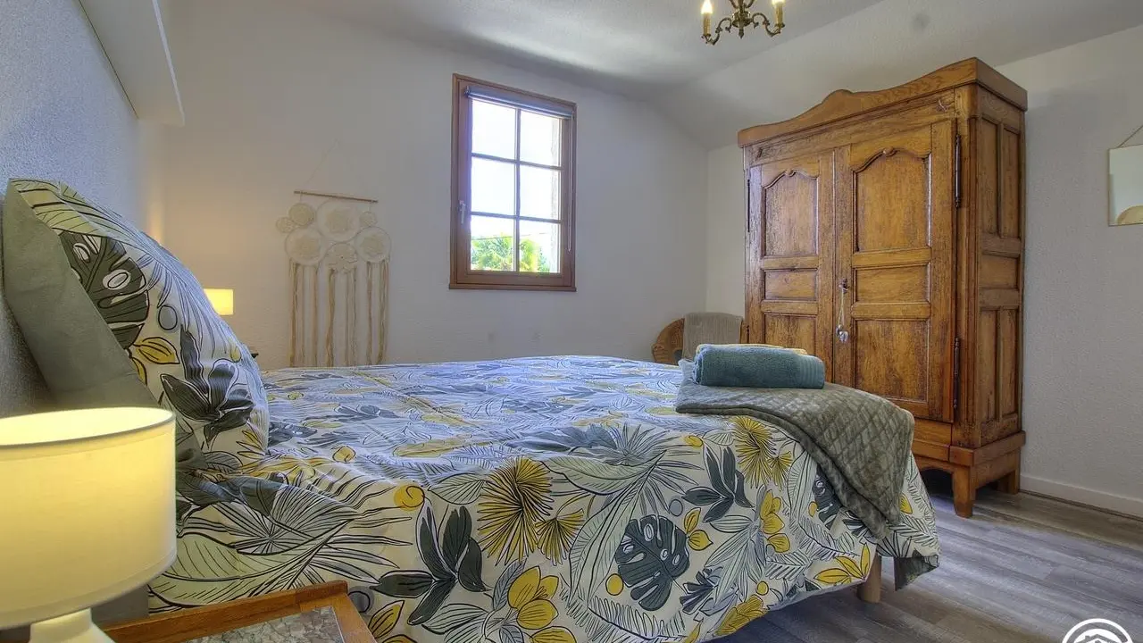 Chambre avec lit king size 160x200 avec placard appartenu à 
