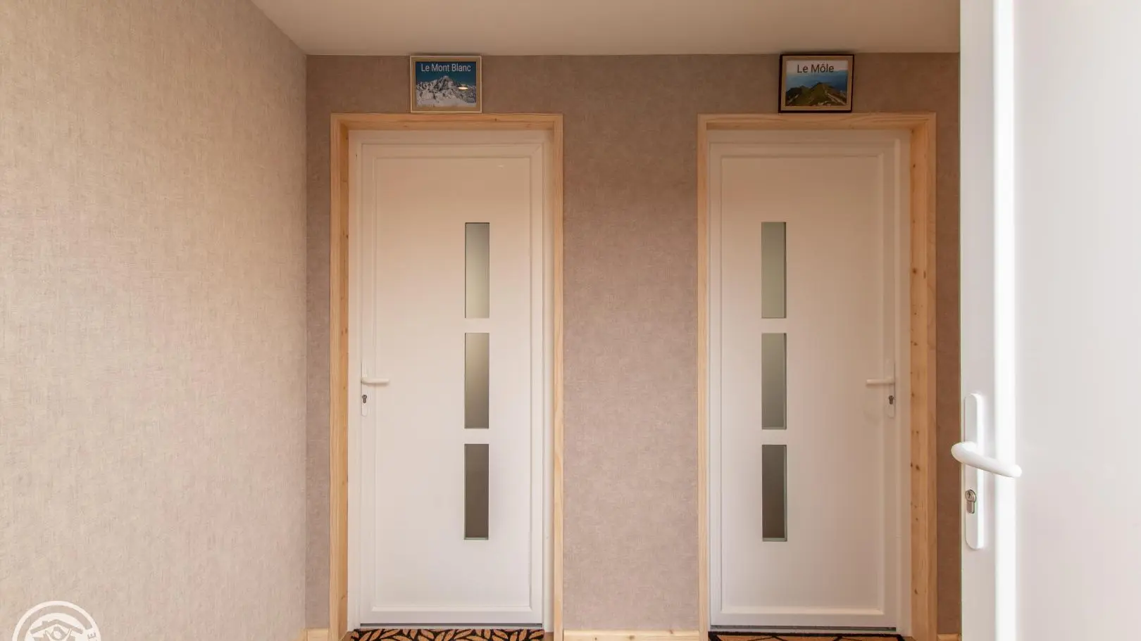 Sas d'entrée commun à deux gîtes