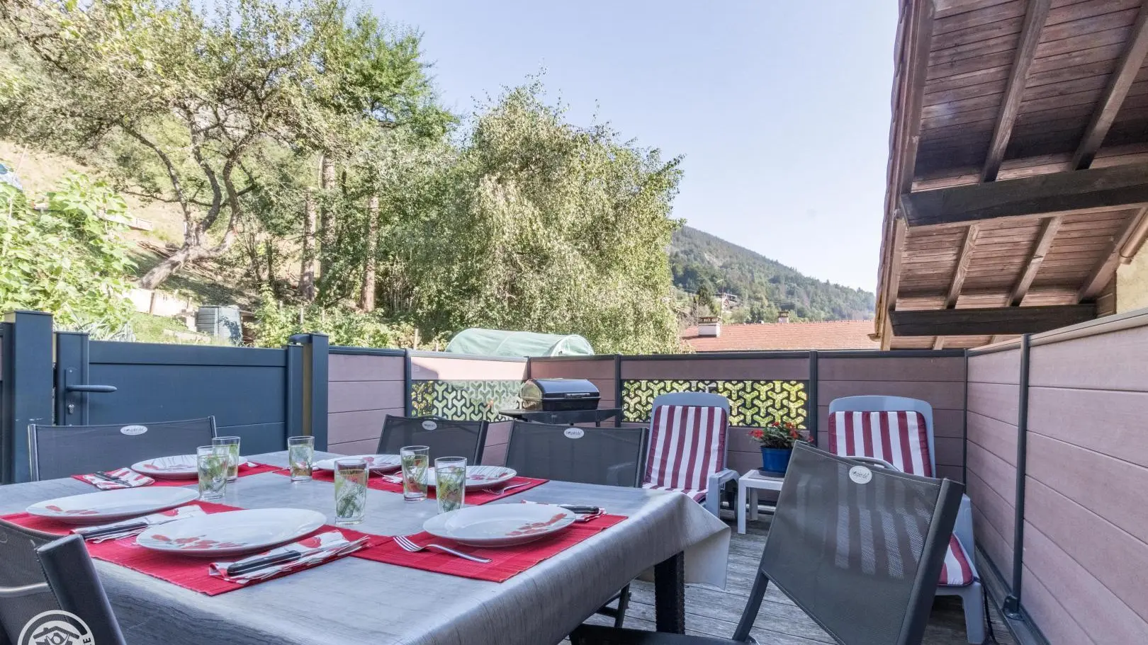 La terrasse au niveau du logement