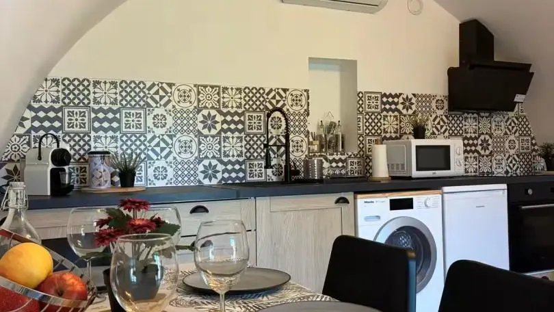 Gîte l'Atypique-Séjour-cuisine-Contes-Gîte de France Alpes-Maritimes