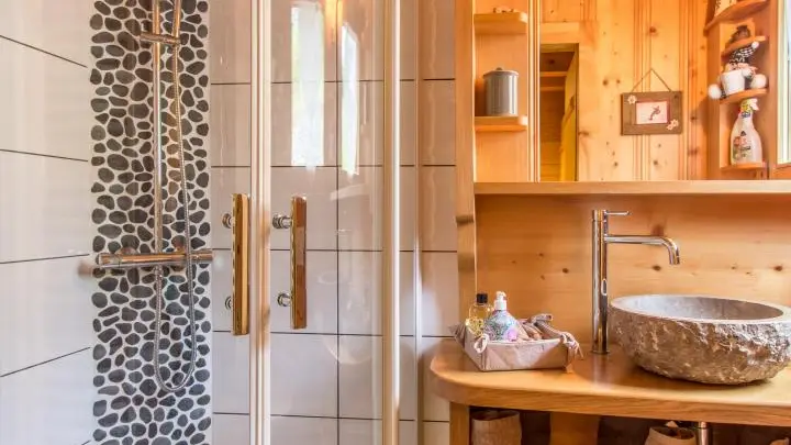 Salle de bains du bas avec douche, vasque en pierre, savon /sèche serviette / sèche cheveux / serviette de bains