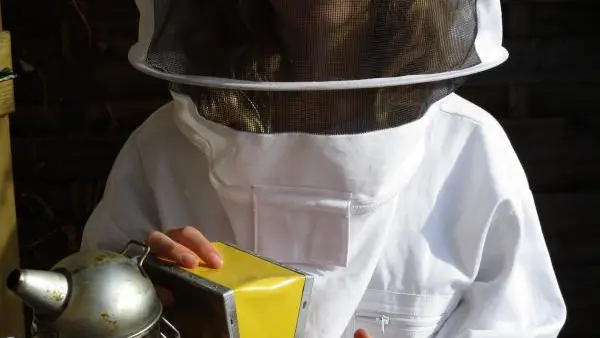 Morgane jeune apicultrice vous fera découvrir ses abeilles de montagne.