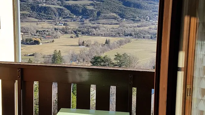 balcon avec vue sur les Orres / station ski