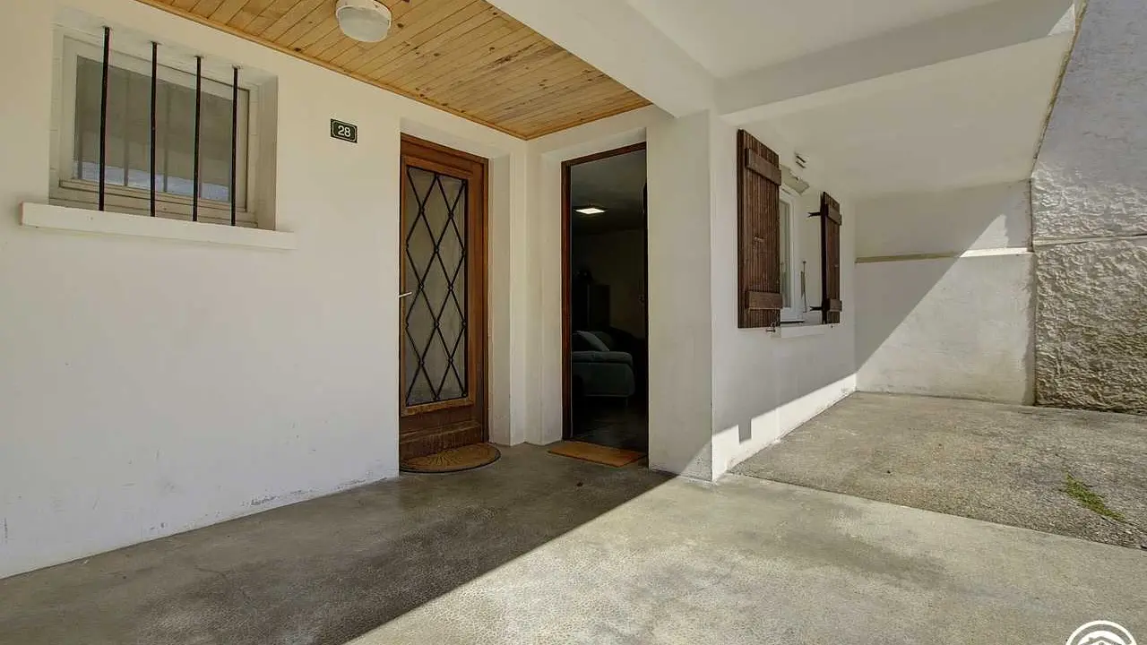 L'entrée du gîte se fait par la porte de droite, porte indépendante, avec sa place de parking.