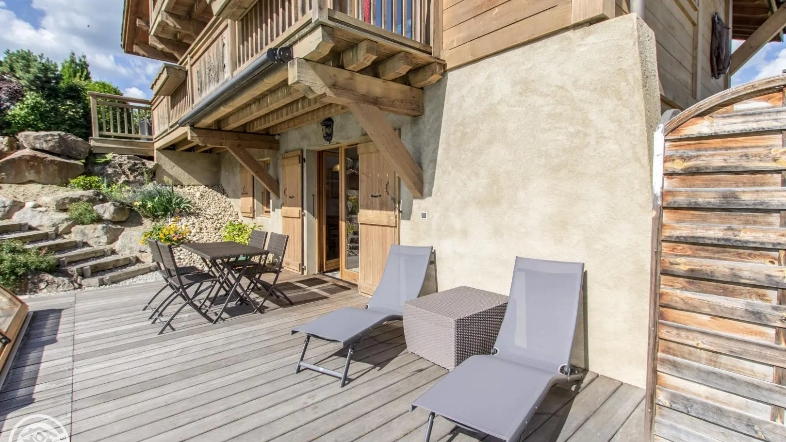 Entrée du gîte depuis la terrasse