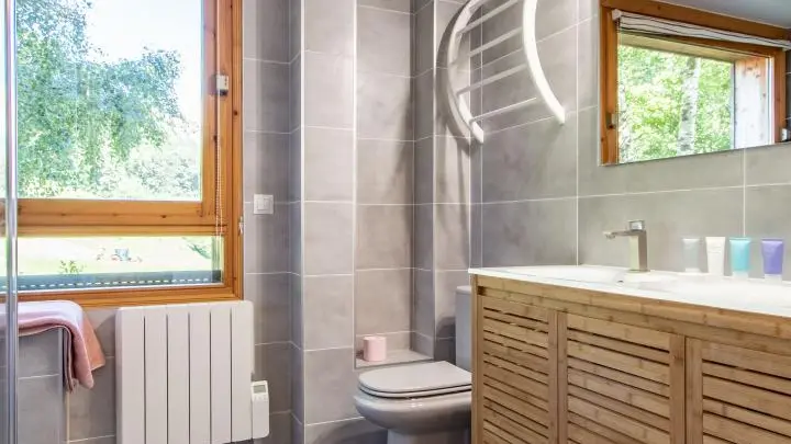 Salle de bains du bas. Double vasques, WC et grande douche italienne. Fenêtre vue Aravis.