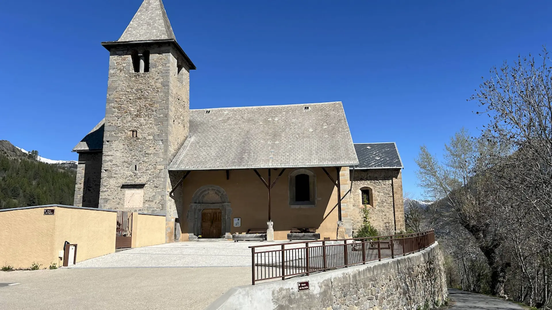 Église Saint Pierre à Champcella