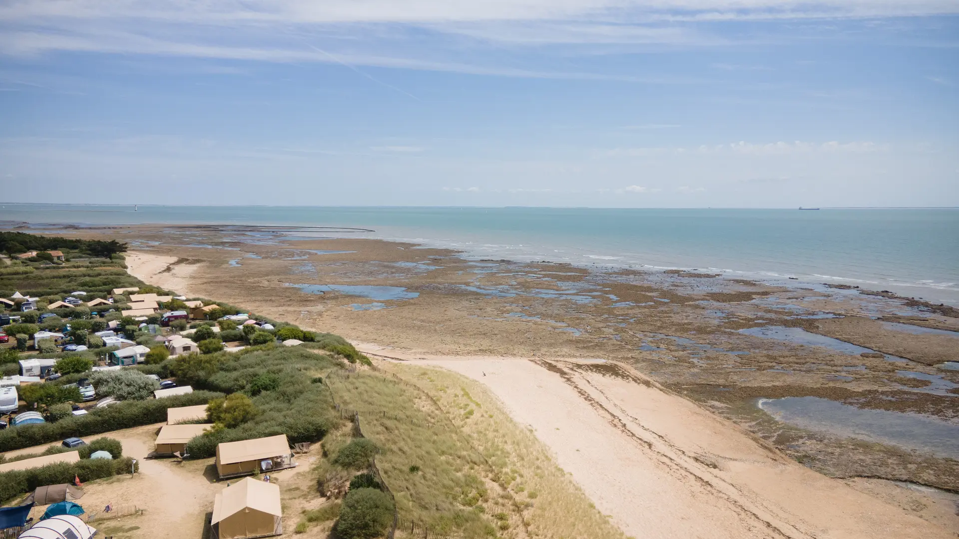 Vue aérienne avec le camping au pied de la plage