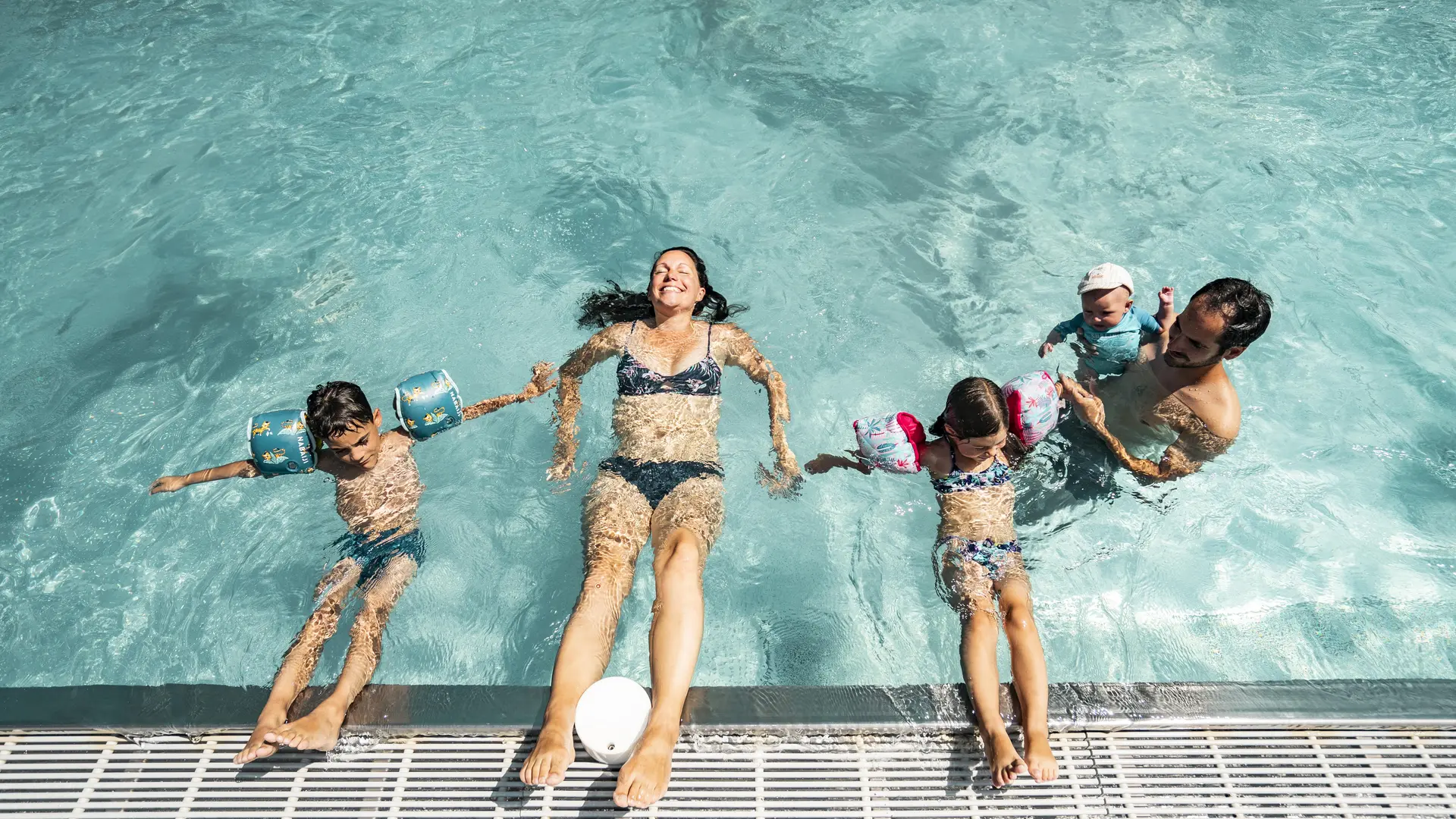 Détente en famille dans le bassin extérieur en été