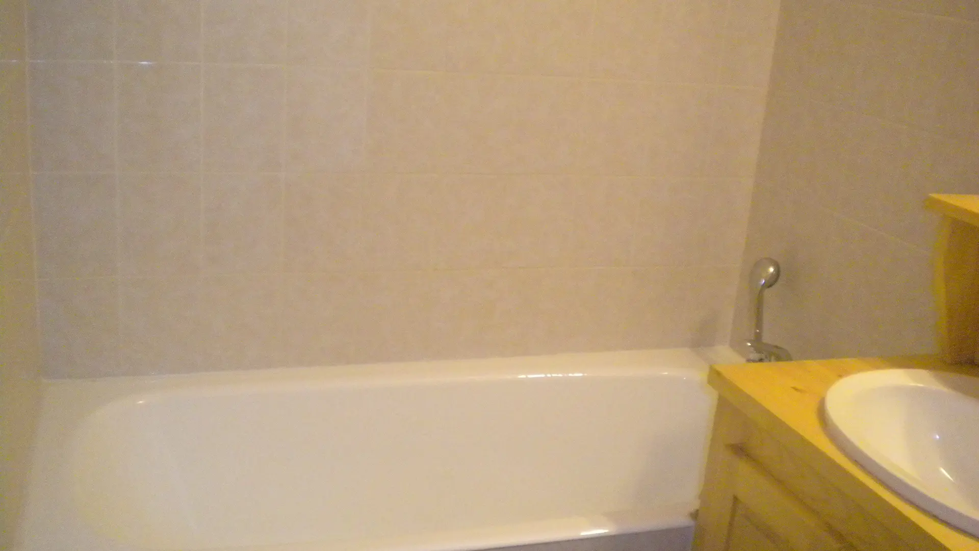 Salle de bain avec baignoire/Bath room with a bath-Plein Sud D n°12-Le Grand-Bornand
