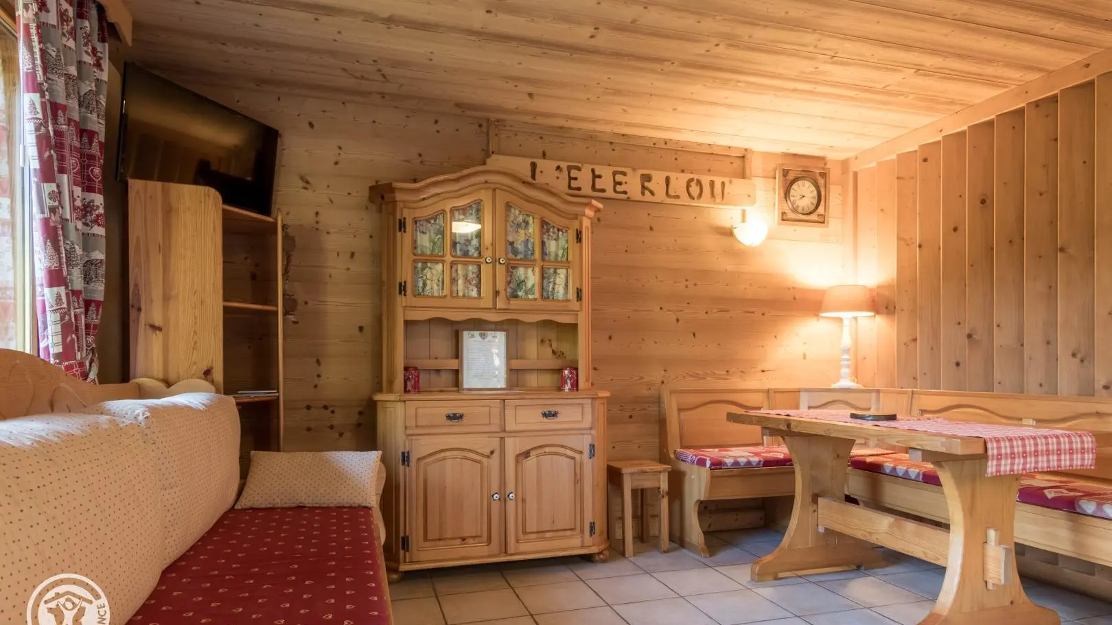 Notre studio de 28m2 l'éterlou avec sa chambre séparée par un clair voie.