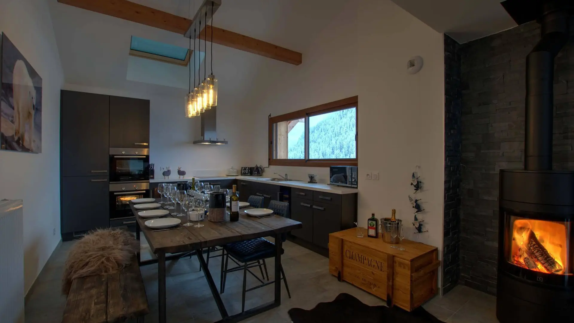 Séjour, cuisine et cheminée