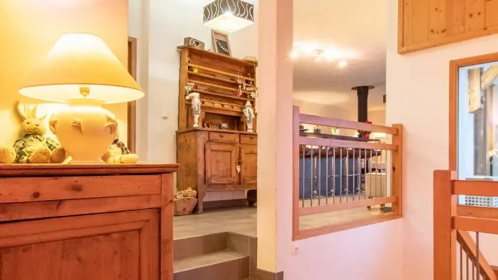 Accès pièce principale depuis chambres 1 et 2 (et escalier pour accès entrée et chambres 3 et 4)