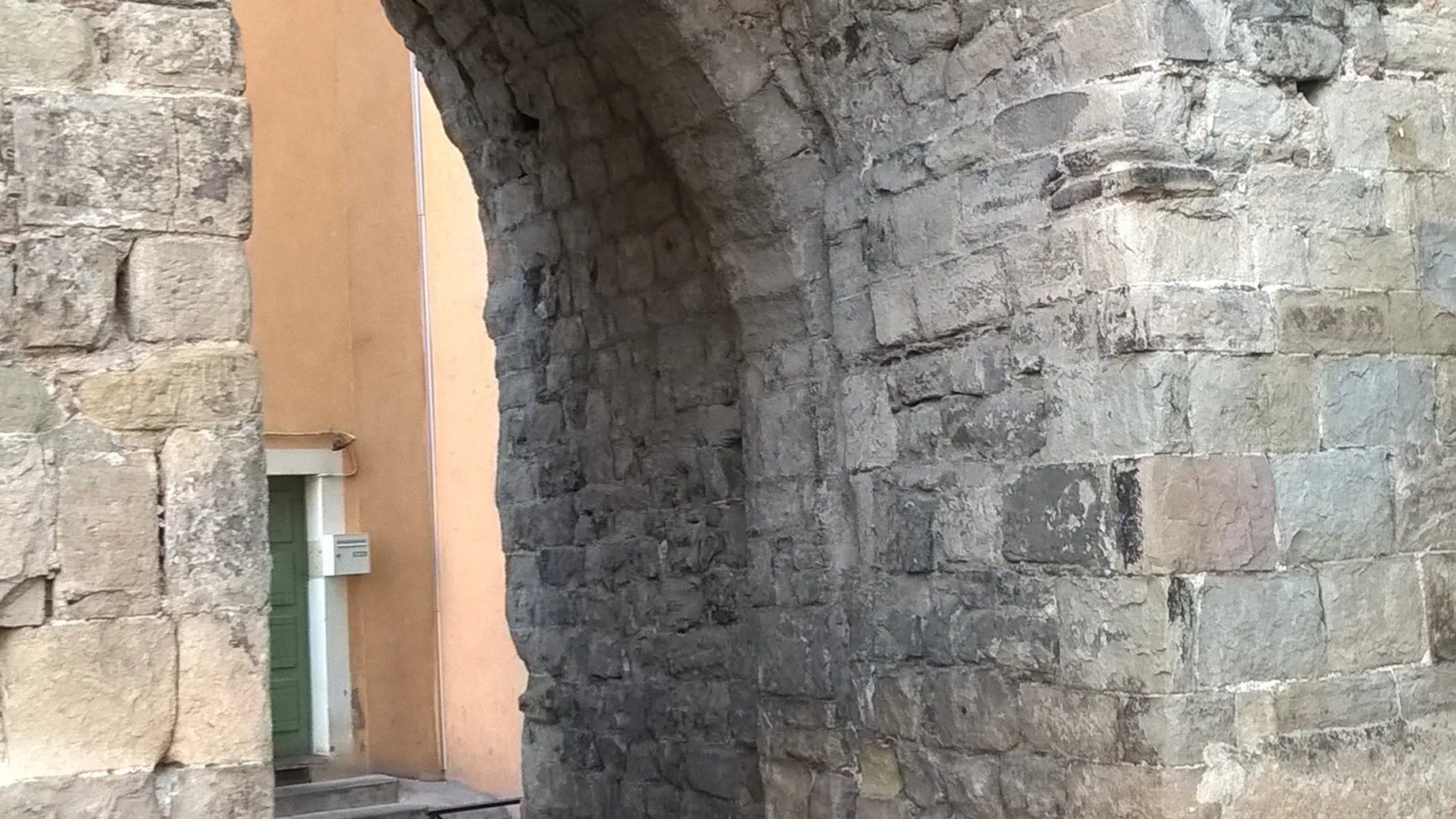 Portal dhault - ancienne porte du village - sous le clocher de l'église