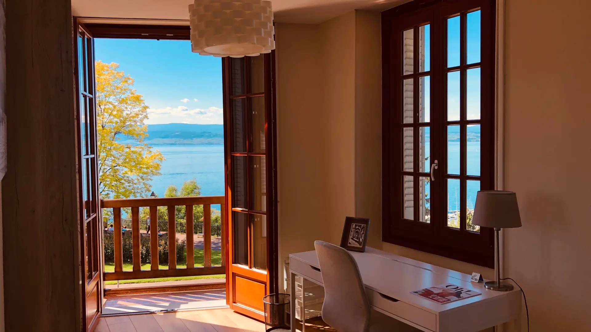 Très grande chambre, lit double, vue sur le lac avec deux balcons