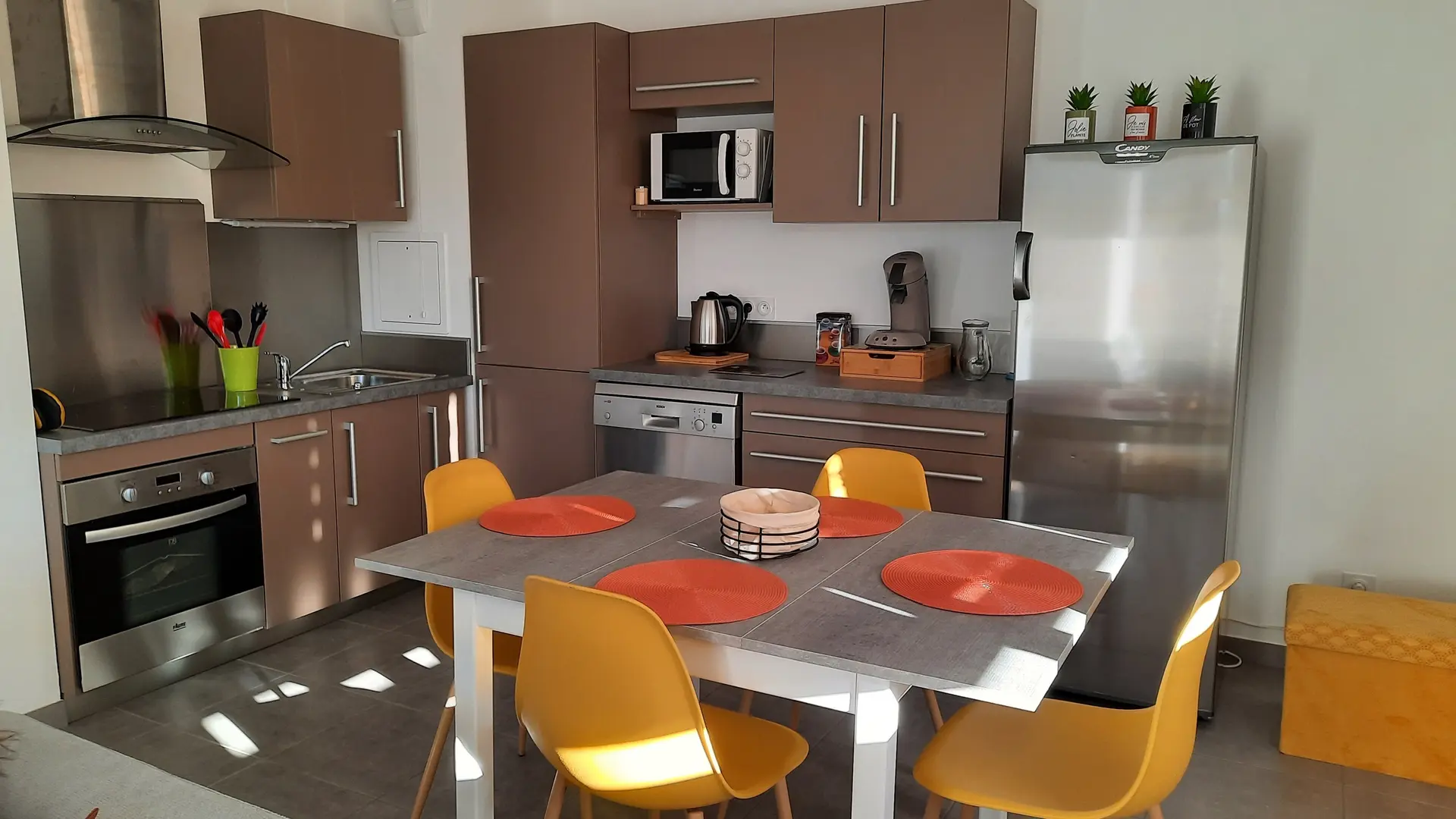 Cuisine équipée, lave vaisselles, micro ondes, cafetière ...