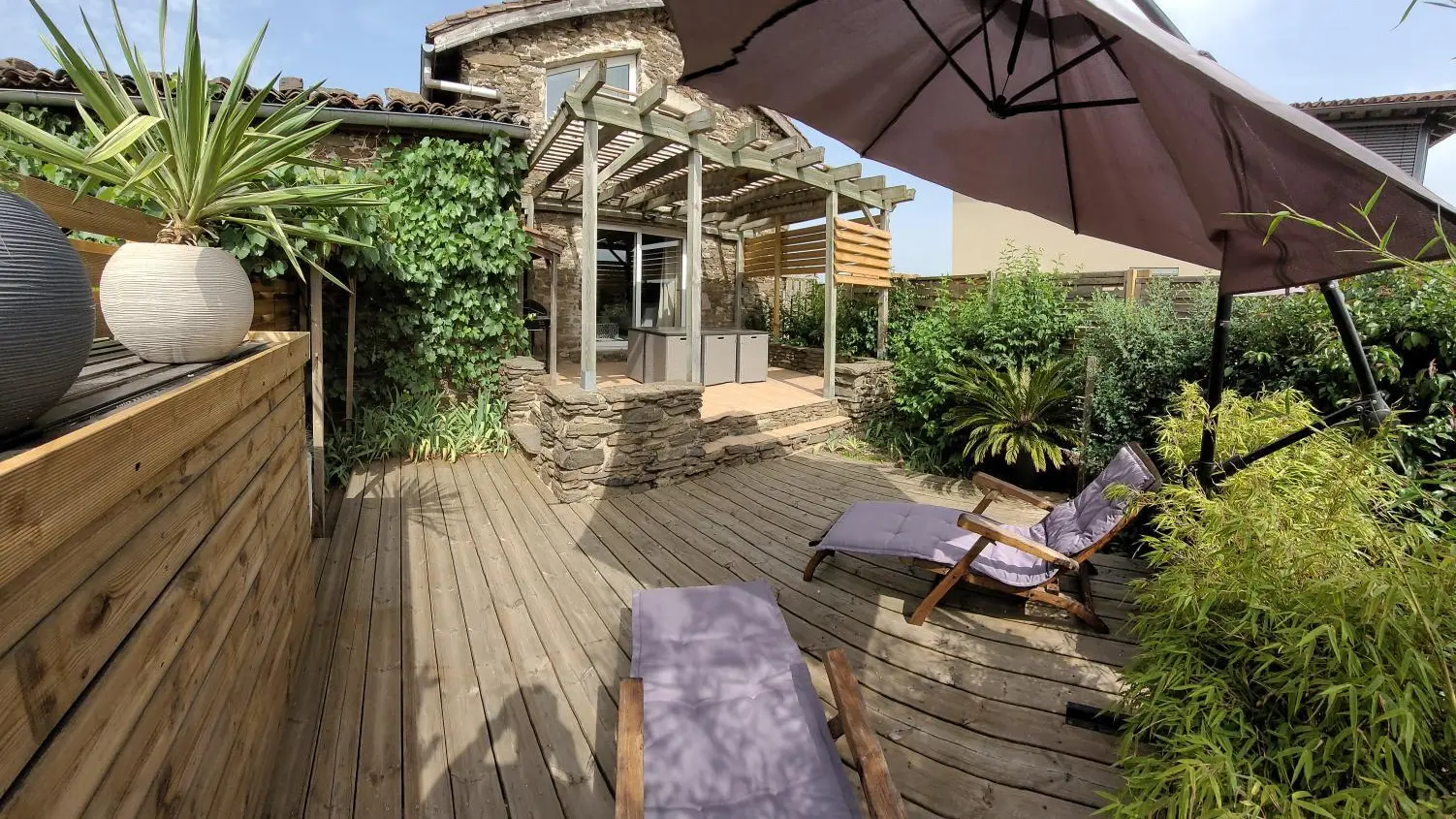 Terrasse fleurie et végétalisée pour vos moment de détente.