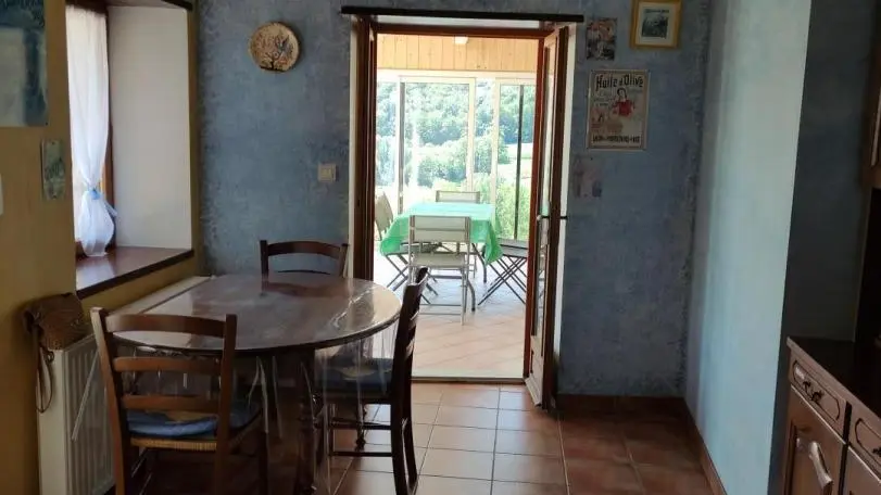 Cuisine avec porte donnant sur la véranda