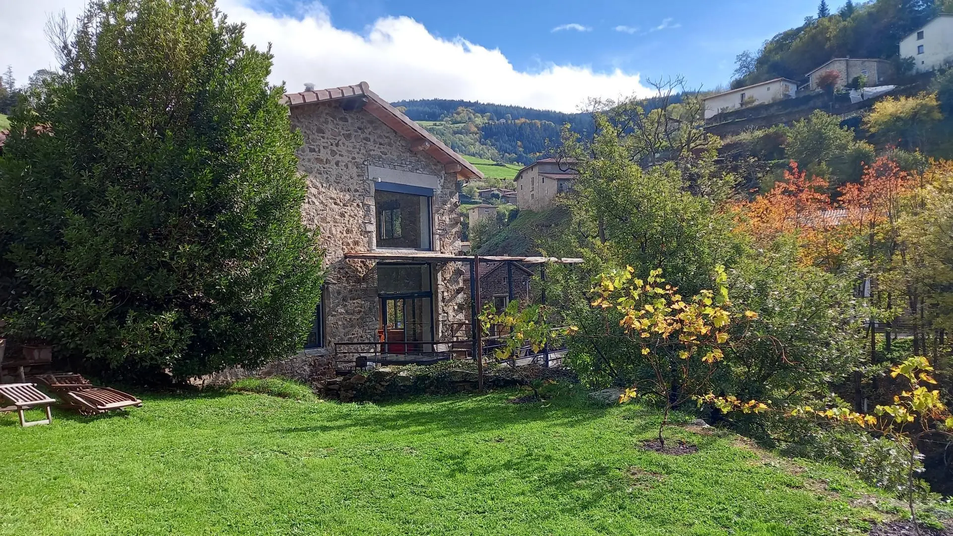 Vue de la maison depuis le jardin, en automne