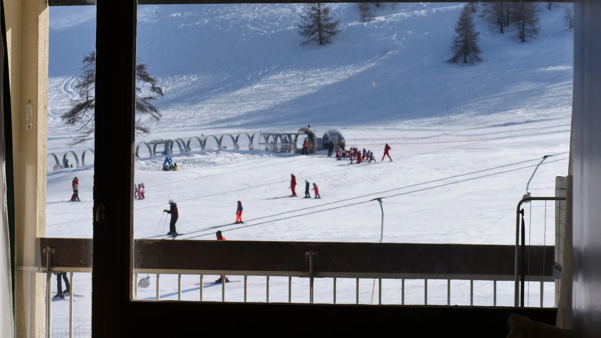 Vue depuis le balcon sur les pistes