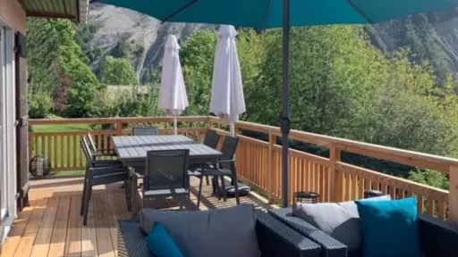 Balcon plein sud avec salon de jardin et grande table