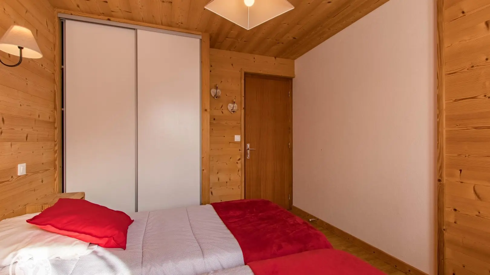 Placard blanc coulissant avec penderie