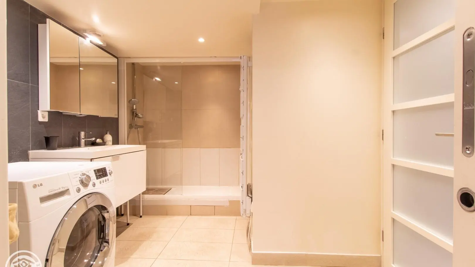Salle d'eau privative avec lave-linge/sèche-linge (accès possible depuis couloir d'entrée)