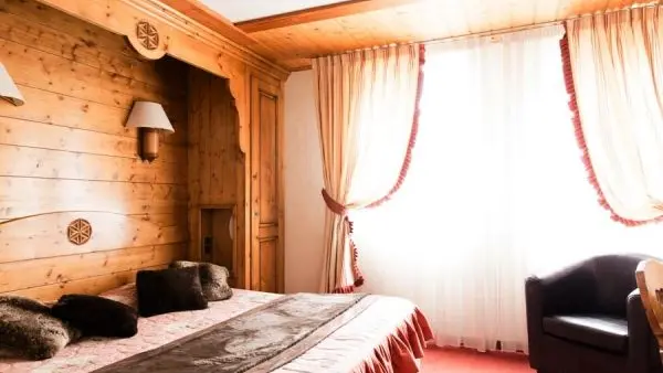 Chambre avec un grand lit