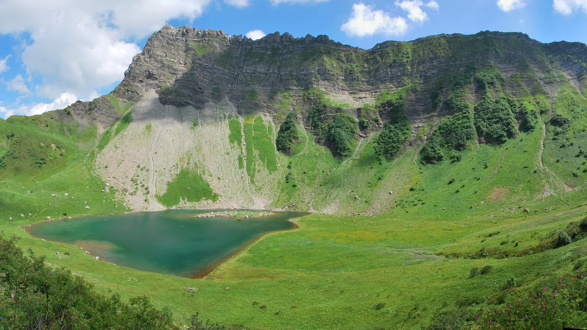 Vue sur le lac de Tvaneuse et le Roc de Tavaneuse
