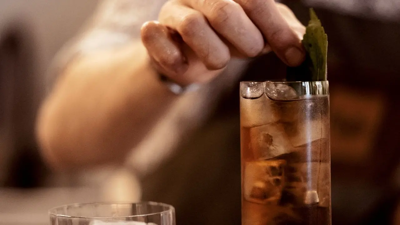 Barman qui prépare un long drink