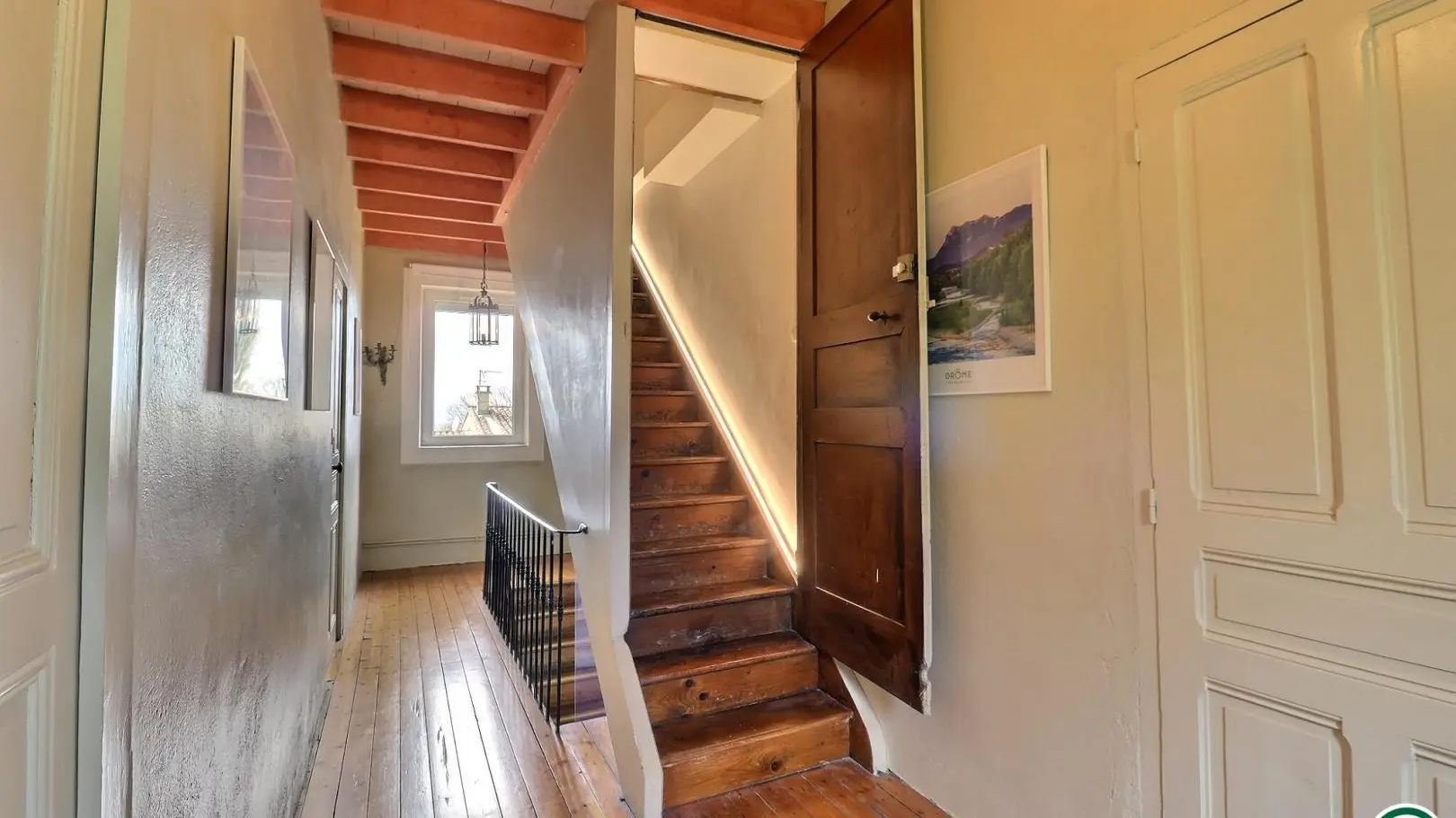 Le palier du 1er étage (les chambres VERCORS et PROVENCE). L'escalier qui mène au 2ème (la chambre ESPACE DROME)