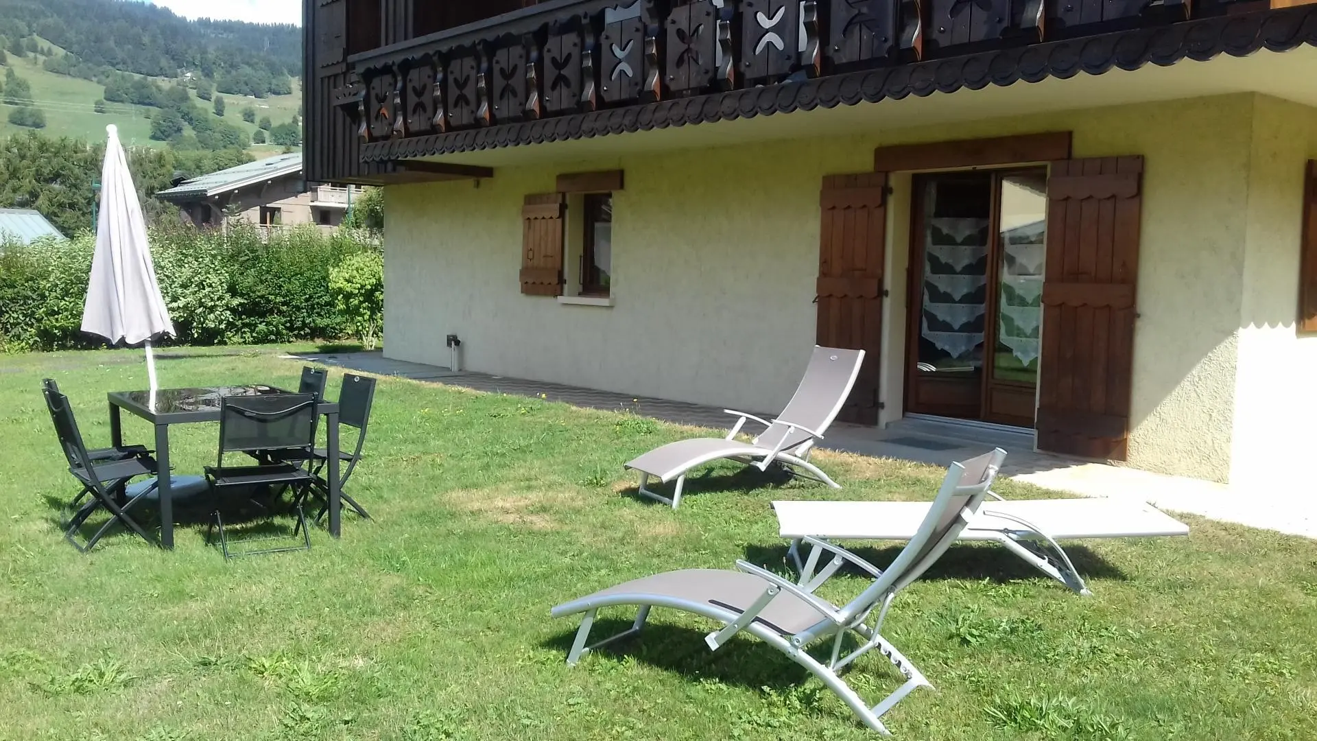 le jardin est aménagé pour votre détente