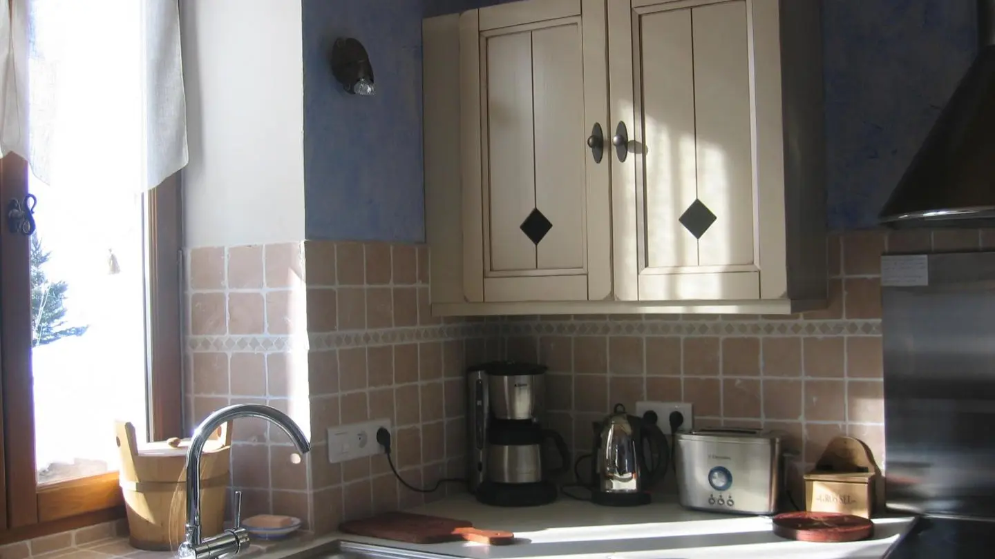 cuisine,grill pain,cafetière,bouilloire.