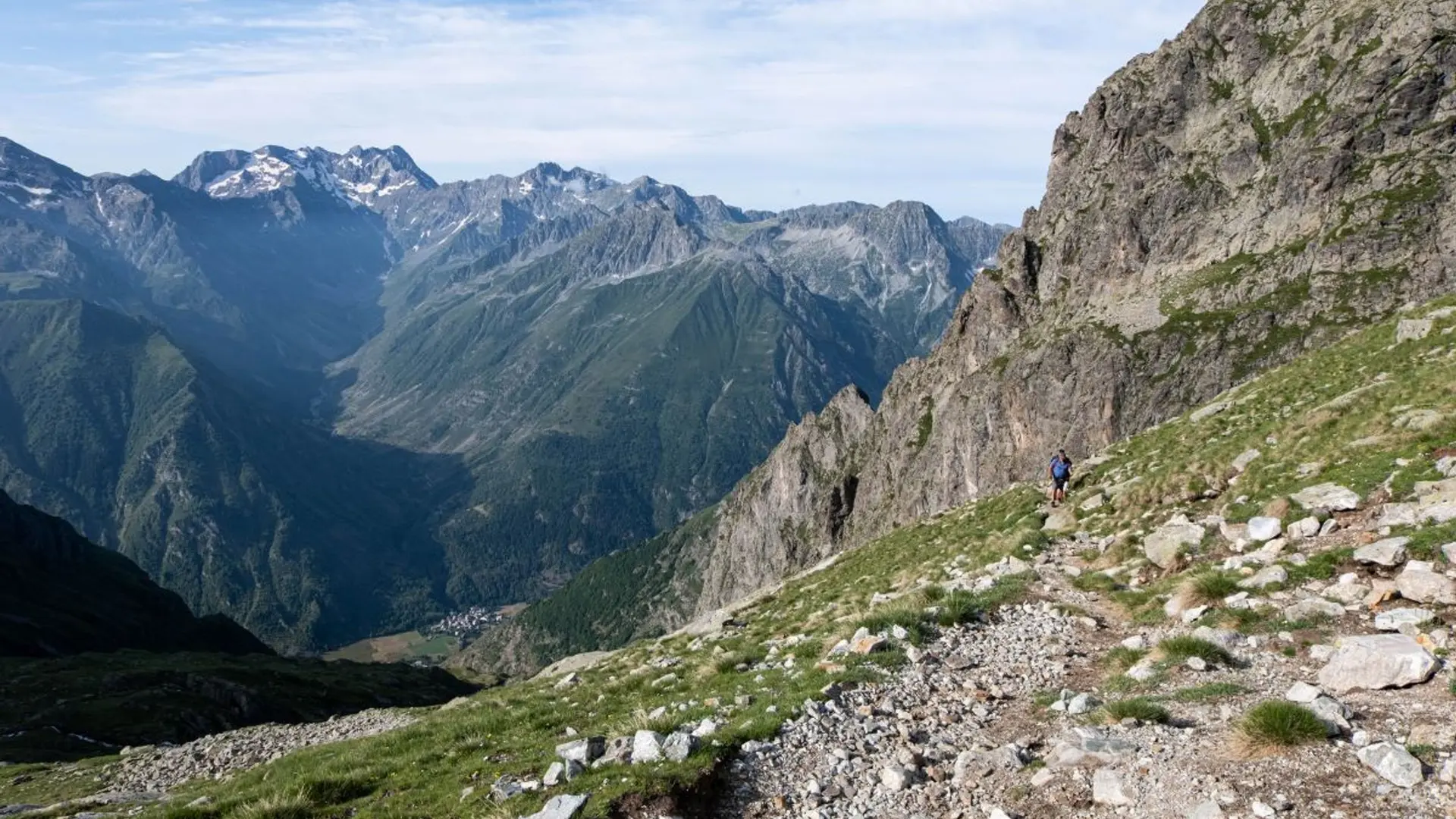 Montée vers le Pas de l'Olan, La Chapelle-en-Valgaudemar en contrebas