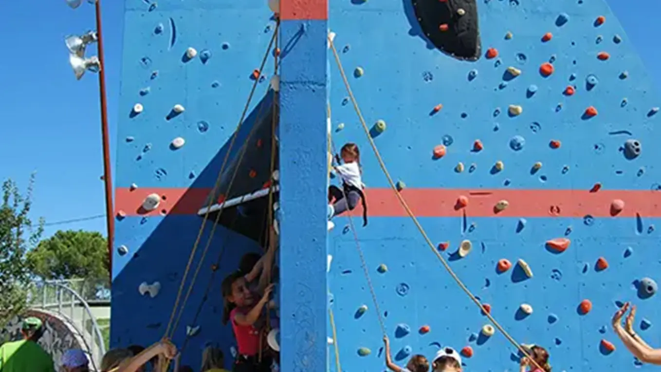 La Crau-Pole (équipement sportif polyvalent)_Saint-Rémy-de-Provence