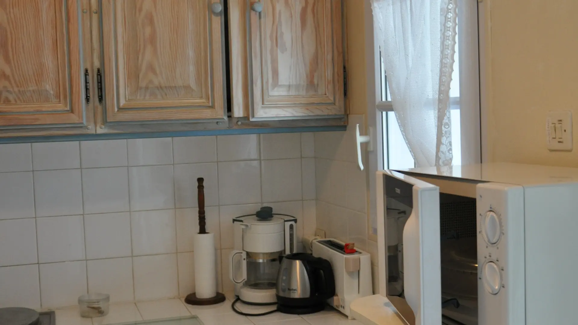 Küche mit Kaffeemaschinen und Mikrowelle