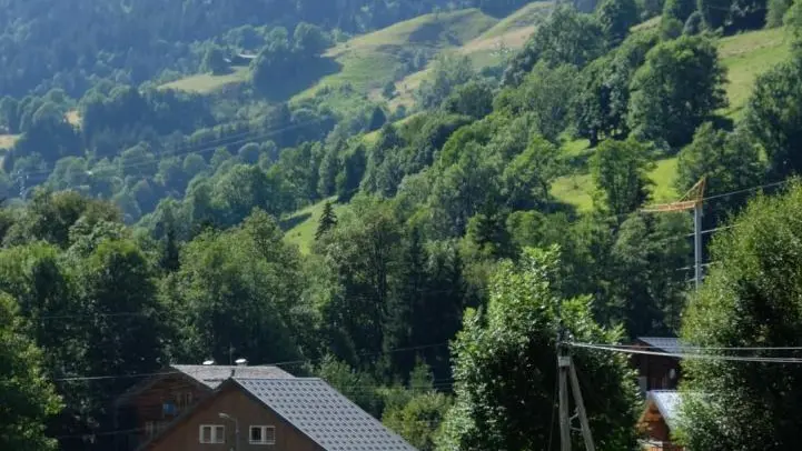 Vue sur le chalet et le Belasta aux Saisies