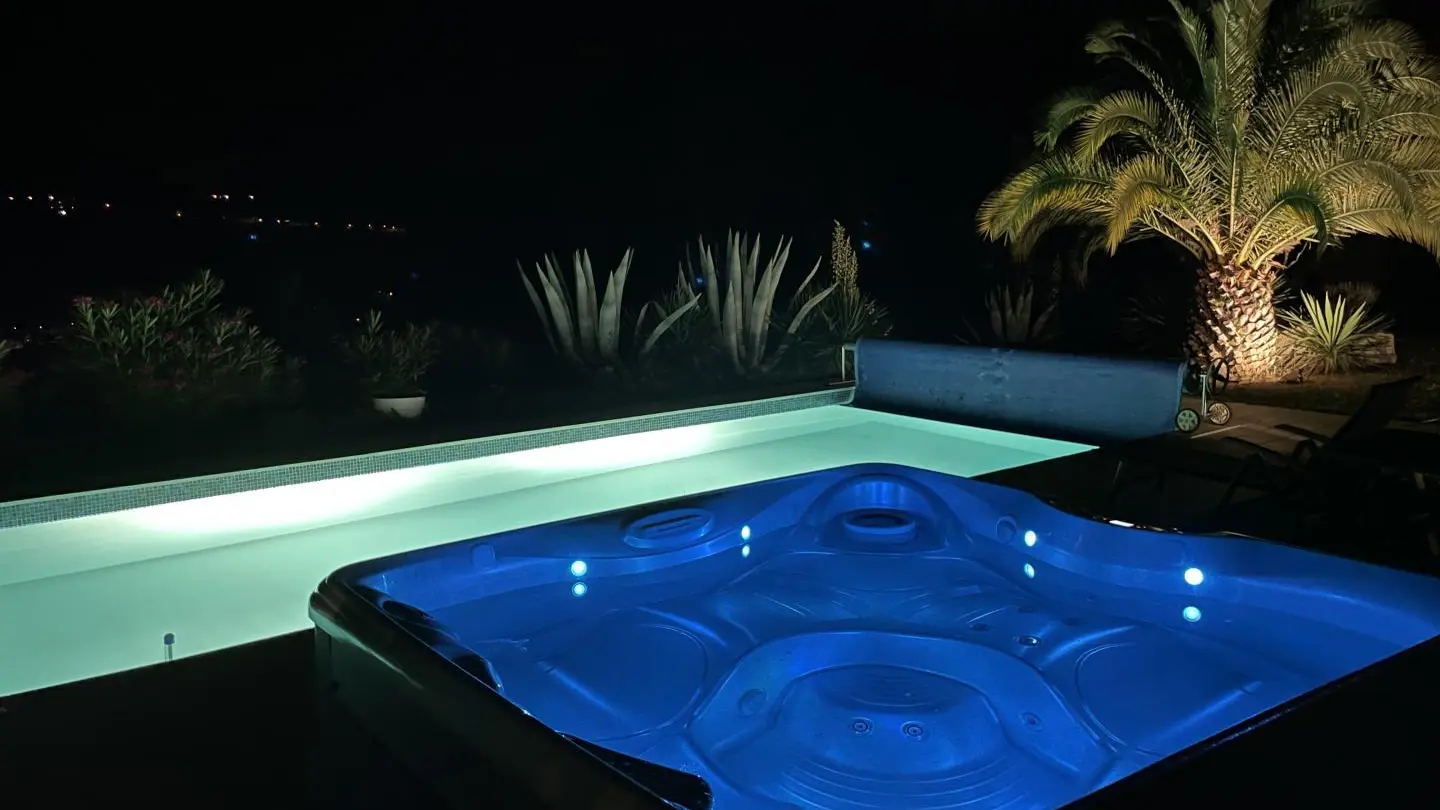 Villa palmeraie Nice® Aspremont 06 -Spa vue de nuit-Aspremont-Gîtes de France des Alpes-Maritimes