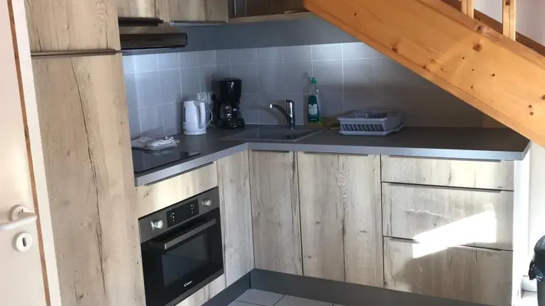 Cuisine de l'appartement de location de vacances Colomban à Thônes