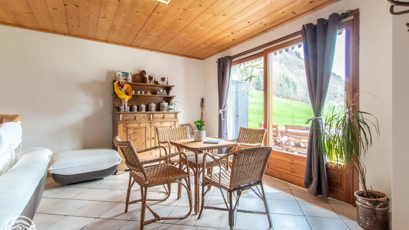 petit salon 
jeux de sociétés à disposition dans le meuble + appareils à fondue+raclette