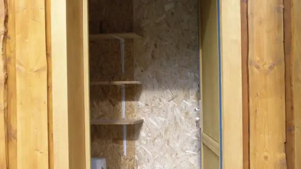 entrée du local a skis, velo et autres ( entrée exterieure)